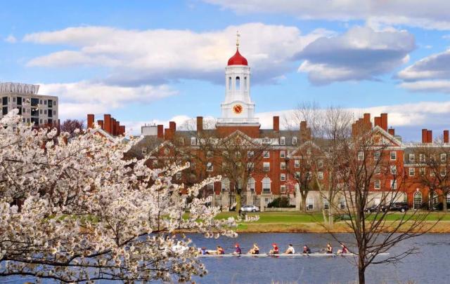 Wioślarstwo na rzece Charles jest popularną rozrywką studentów Harvardu.